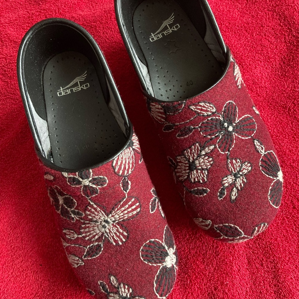 Pristine Dansko size 40 fabric clogs